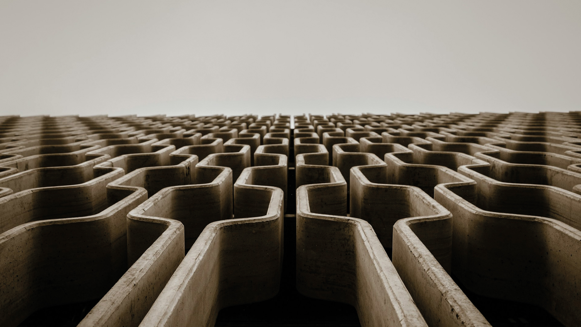 EIn Labyrinth, dass in eine Richtung führt und die Bedeutung eines guten Editorial-Designs veranschaulichen soll.